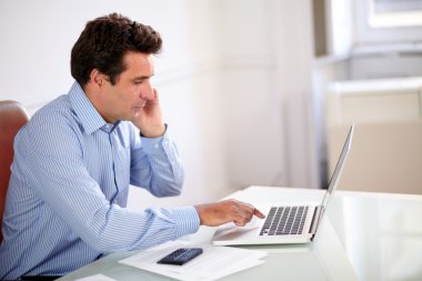 erkek İspanyol patron onun laptop üzerinde çalışma