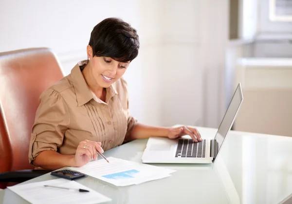 Attraktive Geschäftsfrau arbeitet an ihren Dokumentationen — Stockfoto