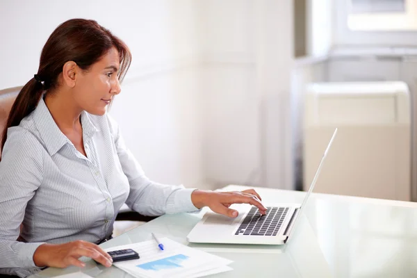 Hispanic zakenvrouw werken met haar laptop — Stockfoto