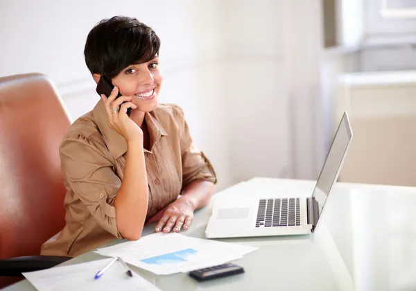 Femme entrepreneure parlant sur son téléphone portable — Photo