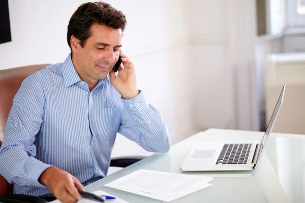 Empresário atraente falando em seu celular — Fotografia de Stock