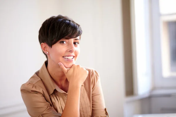 Pretty hispanic businesswoman smiling at you — Stock Photo, Image