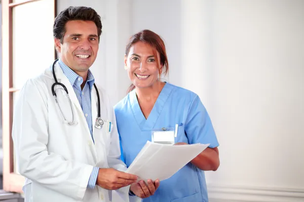 Medische collega's op zoek en glimlachen bij u — Stockfoto