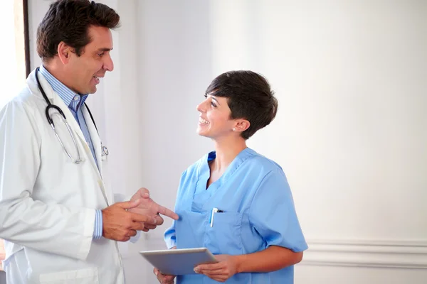 Enfermeira feminina escuta médica hispânica masculina — Fotografia de Stock