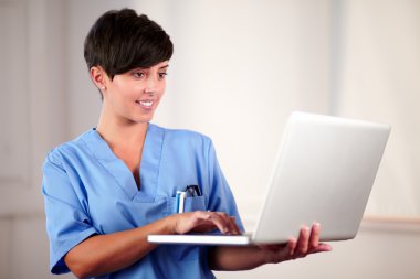 güzel latin doktor onu laptop kullanma