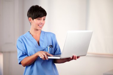 kadın doktor onu laptop çalışma