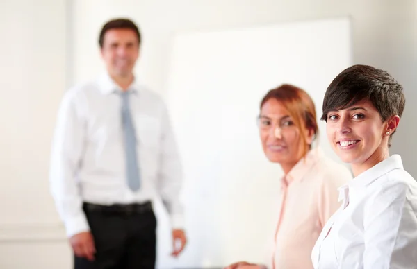 Collega's tijdens een vergadering glimlachen bij u — Stockfoto