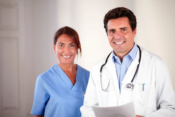 Ispanico medico coppia guardando e sorridendo a voi — Foto Stock