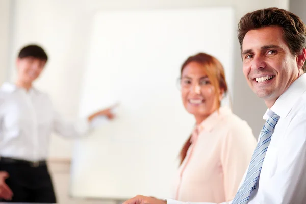 Professionele management team glimlachen bij u — Stockfoto