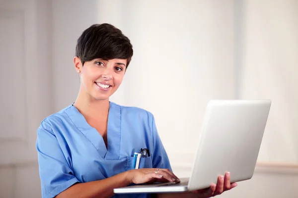 Bastante señora médica trabajando en su portátil —  Fotos de Stock