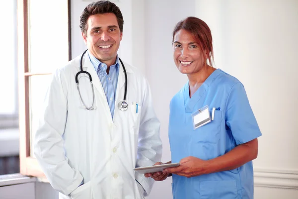 Maschio medico e infermiera donna che ti guarda — Foto Stock