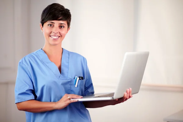 Γυναικεία λατινικά ιατρός που εργάζεται για το laptop — Φωτογραφία Αρχείου
