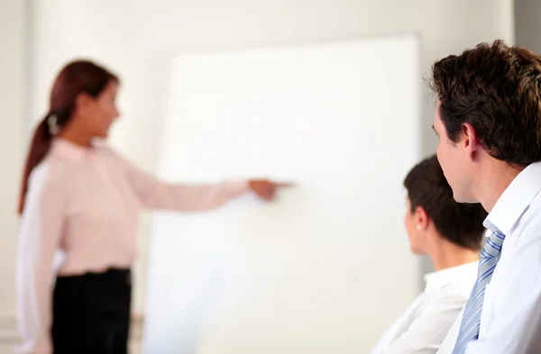 Groupe de collègues adultes à l'écoute d'une présentation — Photo