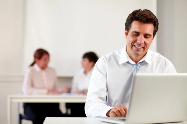 Hispanic businessman working with his laptop — Stock Photo, Image