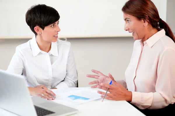 Femmes professionnelles latines travaillant sur des documents — Photo