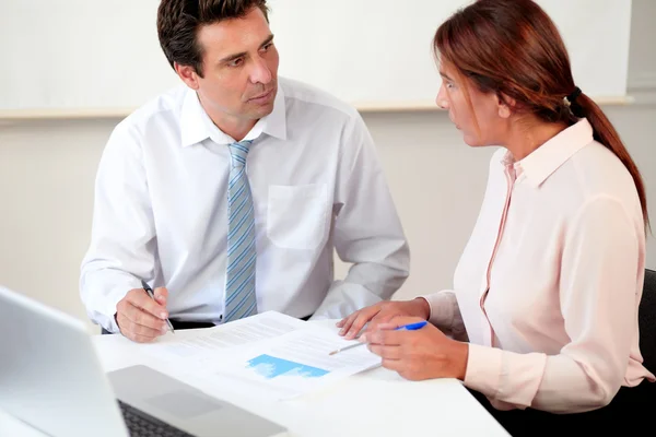 Entreprises masculines et féminines travaillant sur des documents — Photo