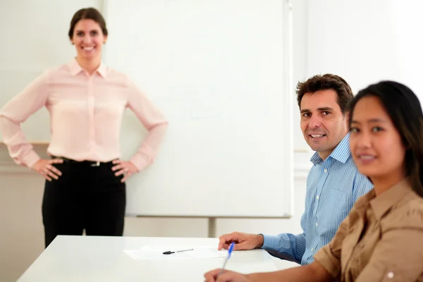 Hombre de negocios guapo sonriendo y mirándote — Foto de Stock