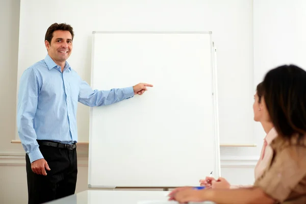 Professionele knappe man wijzend op het whiteboard — Stockfoto