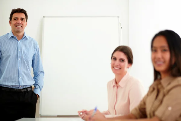 Aantrekkelijke beroepsgroep glimlachen bij u — Stockfoto