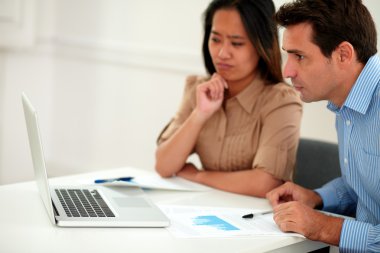 dalgın arkadaşları takım laptop arıyorum