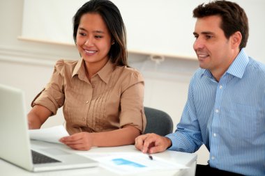 belgeler üzerinde çalışmak çok etnik coworkers Çift