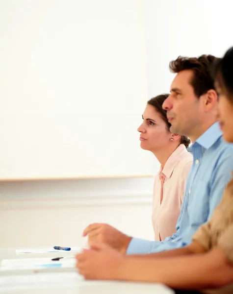 Geschäftsleute hören während eines Meetings zu — Stockfoto