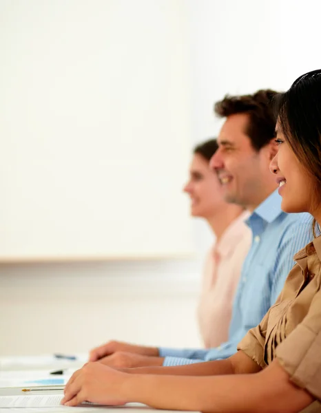 Professioneller Mann hört während eines Meetings zu — Stockfoto