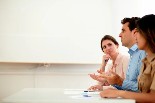 ラテン語ビジネスマン、会議中に会話 — ストック写真