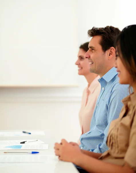 Professionista ragazzo ascoltare e seduto su un incontro — Foto Stock