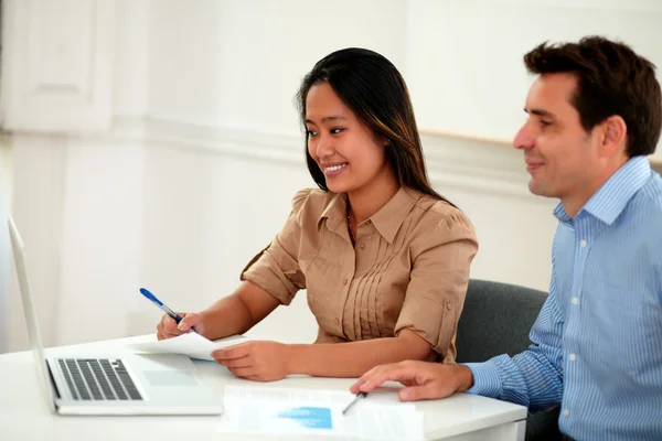 Multi etniska medarbetare arbetar på dokument — Stockfoto