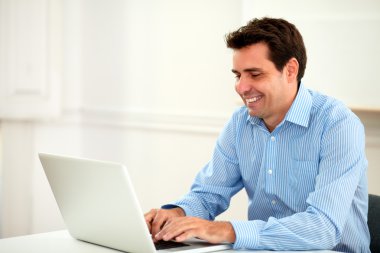 latin 30s girişimci onun laptop üzerinde çalışma