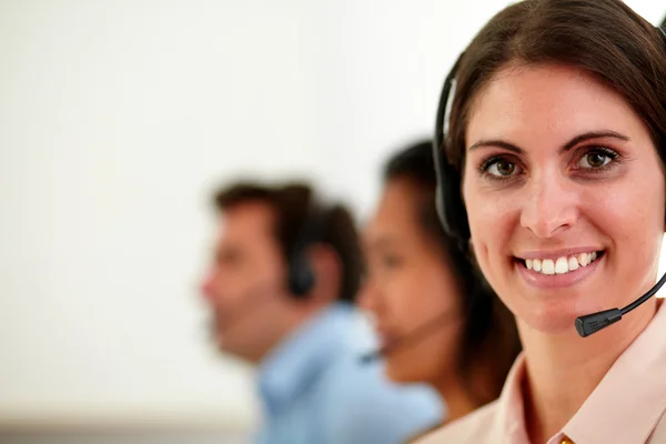 Operatore caucasico donna sorridente a voi — Foto Stock