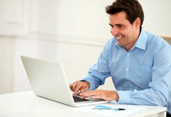 Empreendedor masculino atraente trabalhando em seu laptop — Fotografia de Stock