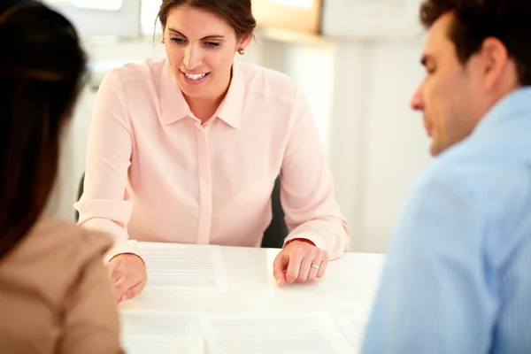 Consultora financeira senhora explicando formulário de candidatura — Fotografia de Stock