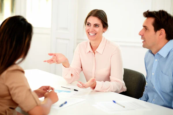 Equipe executiva profissional falando na reunião — Fotografia de Stock