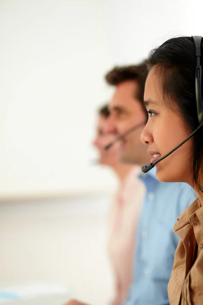 Junge attraktive Callcenter-Mitarbeiter mit Kopfhörer — Stockfoto