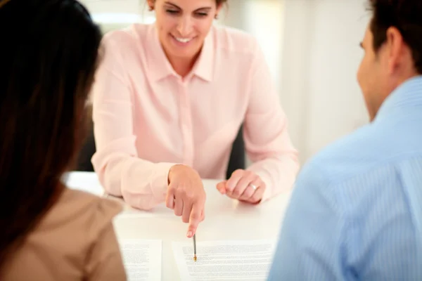 Female insurance agent planning financial solution — Stock Photo, Image
