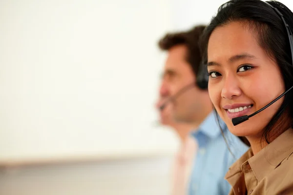 Operador asiático mujer sonriendo a usted — Foto de Stock