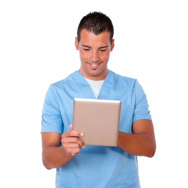 Schöner Krankenpfleger Kerl arbeitet mit seinem Tablet-PC — Stockfoto