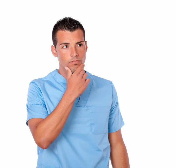 Pensivo enfermeira masculina em azul uniforme de pé — Fotografia de Stock