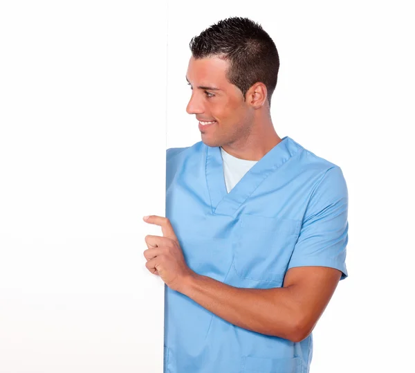 Enfermeira do sexo masculino segurando e olhando para cartaz branco — Fotografia de Stock