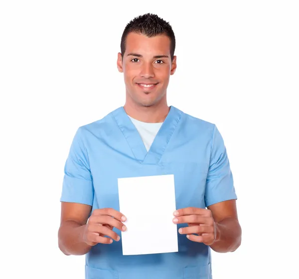 Привабливий медсестра чоловік тримає чисту білу картку — стокове фото