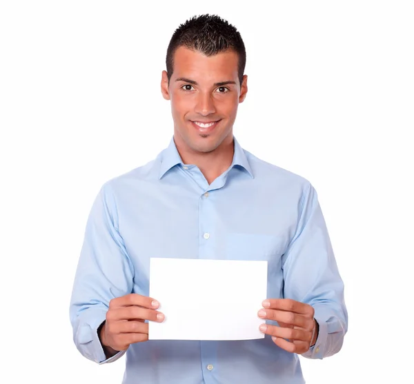 Atraente latino cara segurando um cartão branco — Fotografia de Stock
