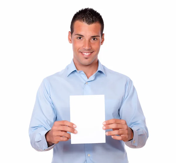 Hispánský muž, usmíval se a drží bílou kartu — Stock fotografie