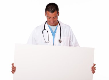 genç doktor beyaz afişini holding