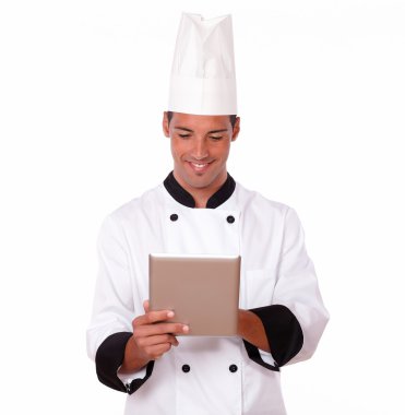 yakışıklı latin Şef onun tablet PC'yi kullanma
