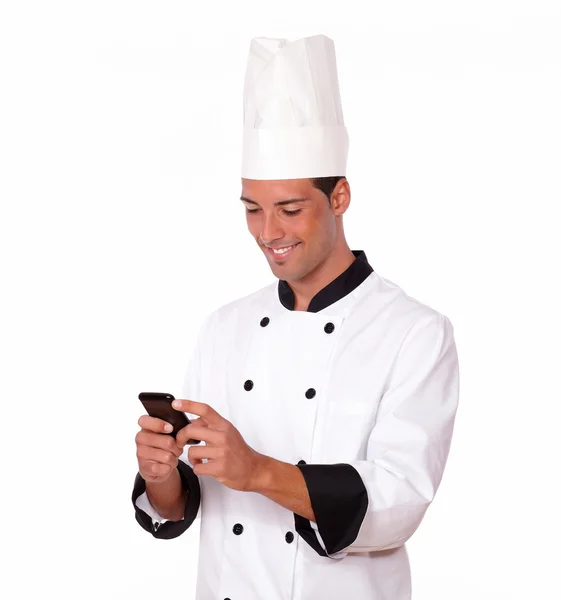 Bello giovane chef che legge un messaggio — Foto Stock