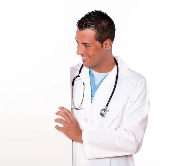 Charmoso médico masculino segurando um cartaz branco — Fotografia de Stock