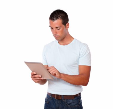 yakışıklı genç adam onun tablet PC'yi kullanma