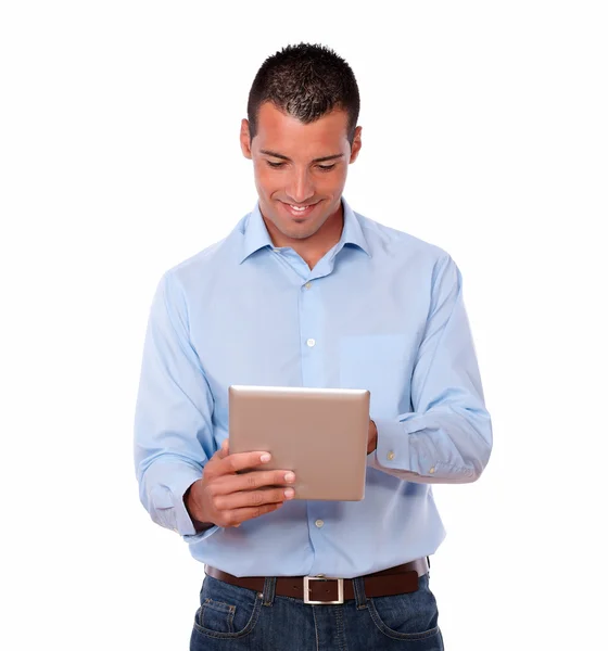 Netter lateinischer Mann mit Tablet-PC — Stockfoto